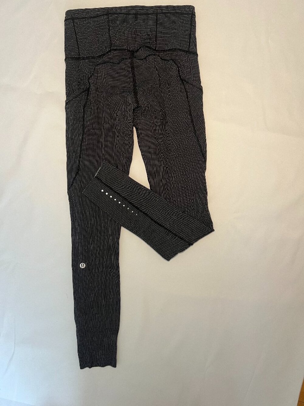 Lululemon Run Tight Leggings NWOT Side Pockets Reflective Black White Dash Print
